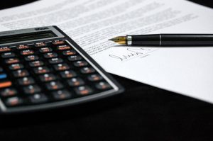 Podpisana umowa i kalkulator