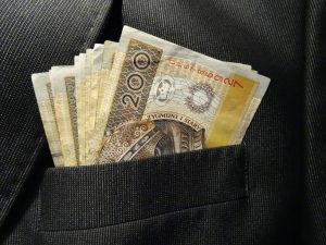 Banknoty 200zł w kieszeni